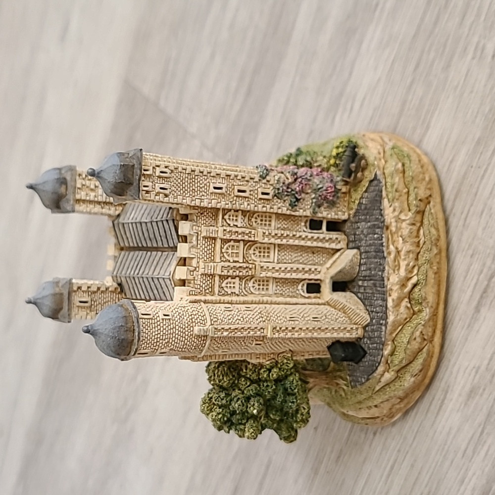 Vintage Tower of London Liliput Lane Serial No L2210